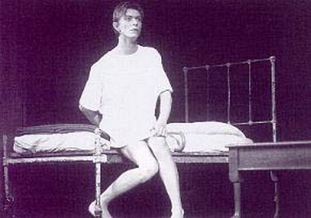 David Bowie è John Merrick nella versione teatrale di The Elephant Man (Regia Jack Hofsiss - Agosto 1980)